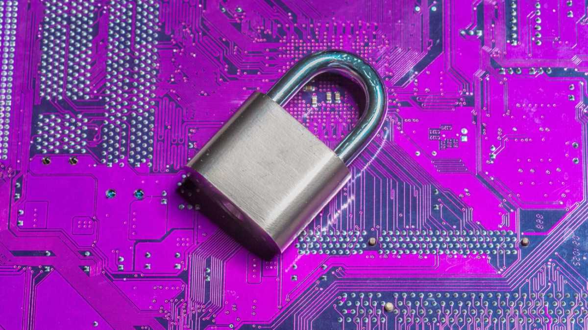 Cadeado metálico sobre circuito eletrônico representando integração segura