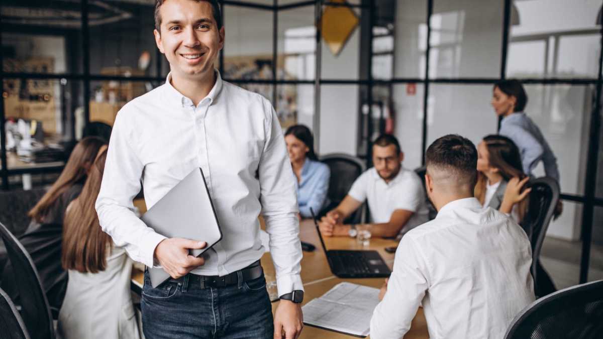 Equipe discutindo processo de validação e documentação em ambiente corporativo