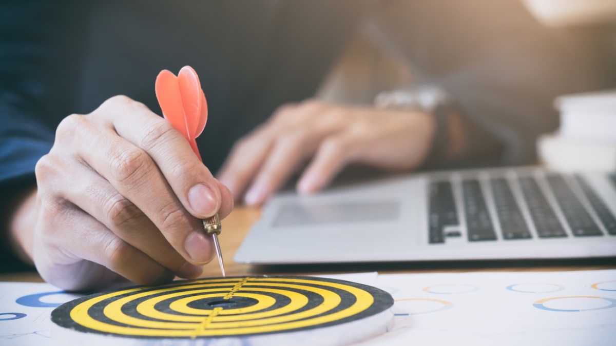 Planejamento de metas e acompanhamento financeiro ao lado de um notebook